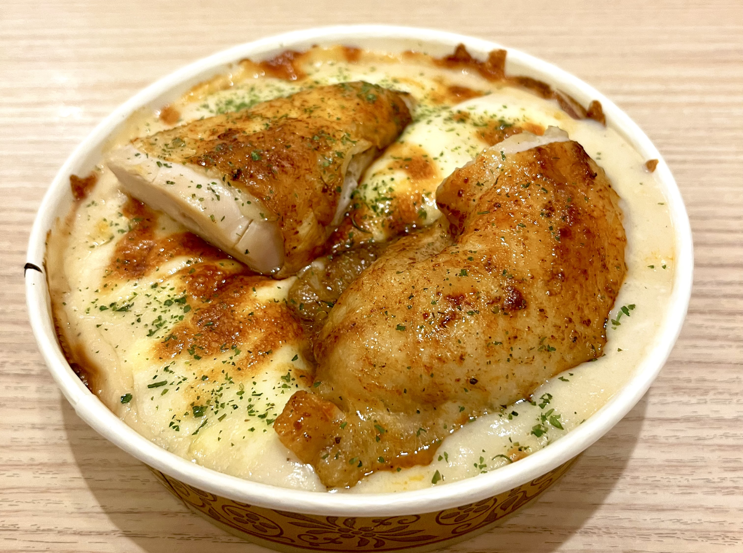 当店オリジナルホワイトソースにチーズをふんだんに使った他では食べれないローストチキンドアリア